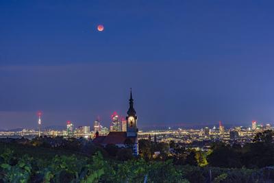 total lunar eclipse, church Kaasgrabenkirche (pilgrimage church Mari? Schmerzen ), vineyard, Donauturm, Millennium Tower-stock-foto