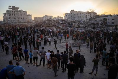 The moment israeli warplanes targeted the al-ru'ya residential building west of gaza city.-stock-foto