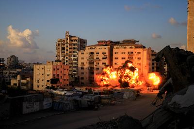 The moment israeli warplanes targeted the al-ru'ya residential building west of gaza city.-stock-foto