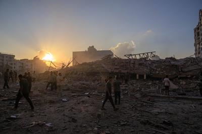 The moment israeli warplanes targeted the al-ru'ya residential building west of gaza city.-stock-foto