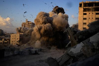 The moment israeli warplanes targeted the al-ru'ya residential building west of gaza city.-stock-foto