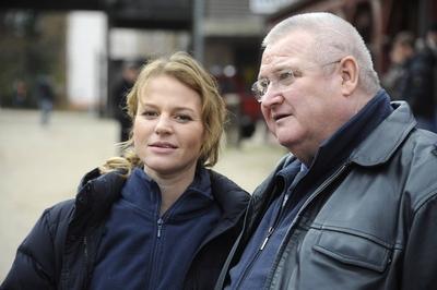 Bildnummer: 58729516  Datum: 22.11.2012  Copyright: imago/Future ImageFototermin am Set vom neuen rbb Polizeiruf 110: Vor aller Augen (AT) Maria Simon, Horst Krause. Fototermin am Set vom neuen rbb Polizeiruf 110: Vor aller Augen (AT) in der Westernstadt Eldorado. Templin 22.11.2012 Foto:xT.xJaegerx/xFuturexImage Entertainment People x0x xkg 2012 quer Unterhaltung Entertainment Kultur culture Schauspielerin Schauspieler actor actress celebrities  58729516 Date 22 11 2012 Copyright Imago Future Image Photo call at Set of New RBB Polizeiruf 110 before all Eyes AT Mary Simon Horst Krause Photo call at Set of New RBB Polizeiruf 110 before all Eyes AT in the Western city Eldorado Templin 22 11 2012 Photo XT   Entertainment Celebrities x0x xkg 2012 horizontal Entertainment Entertainment Culture Culture Actress Actor Actor actress Celebrities-stock-foto