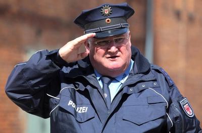 85/ Horst Krause (in neuer blauer Polizeiuniform) am Set des neuen Polizeiruf 110 am 28. April 2009 in Beiersdorf, Unif-stock-foto