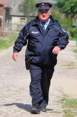 85/ Horst Krause (in neuer blauer Polizeiuniform) am Set des neuen Polizeiruf 110 am 28. April 2009 in Beiersdorf, Unifo-stock-foto