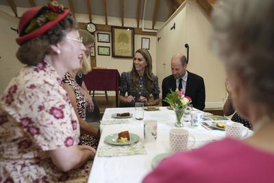 Prince William & Kate Middleton in Sunningdale-stock-foto
