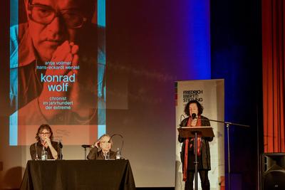 Antje Vollmer & Hans-Eckardt Wenzel: Konrad Wolf. Chronist im Jahrhundert der Extreme Haus am Breitstrom (Ratsgymnasium-stock-foto