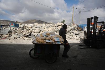 A view of the Palestinian fruit and vegetable market after Israeli bulldozers destroyed the market in the West Bank village of Beita-stock-foto