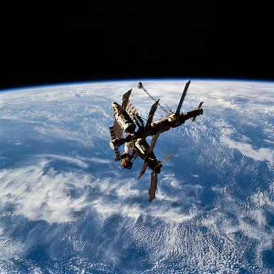 STS074-716-021 (18 Nov 1995) --- With Earth?s horizon providing the backdrop, this is the Russia?s Mir Space Station as-stock-foto