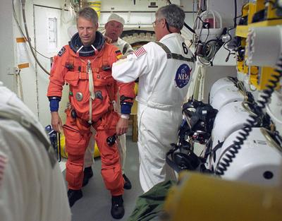 KENNEDY SPACE CENTER, FLA. - In the White Room on Launch Pad 39B, STS-121 Mission Specialist Thomas Reiter is helped by-stock-foto