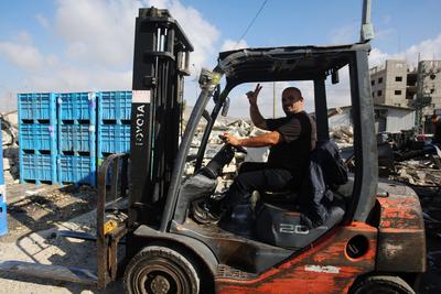 A view of the Palestinian fruit and vegetable market after Israeli bulldozers destroyed the market in the West Bank village of Beita-stock-foto