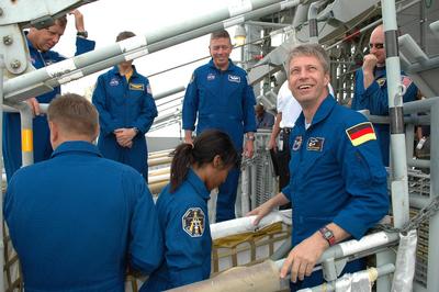KENNEDY SPACE CENTER, FLA. - Some of the STS-121 crew practices getting into a slidewire basket on Launch Pad 39B while-stock-foto