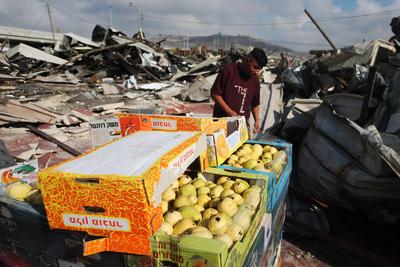 A view of the Palestinian fruit and vegetable market after Israeli bulldozers destroyed the market in the West Bank village of Beita-stock-foto