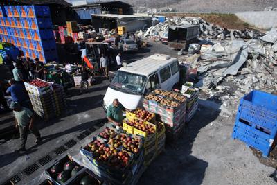 A view of the Palestinian fruit and vegetable market after Israeli bulldozers destroyed the market in the West Bank village of Beita-stock-foto