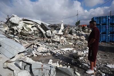 A view of the Palestinian fruit and vegetable market after Israeli bulldozers destroyed the market in the West Bank village of Beita-stock-foto