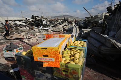A view of the Palestinian fruit and vegetable market after Israeli bulldozers destroyed the market in the West Bank village of Beita-stock-foto