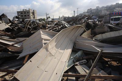 A view of the Palestinian fruit and vegetable market after Israeli bulldozers destroyed the market in the West Bank village of Beita-stock-foto