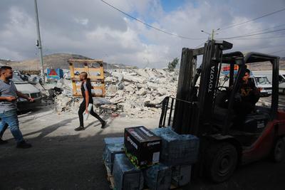 A view of the Palestinian fruit and vegetable market after Israeli bulldozers destroyed the market in the West Bank village of Beita-stock-foto
