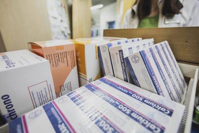 Generalalphabet mit Calcium 500mg Brausetabletten, bei Calciummangel und Osteoporose, aufgenommen in einer Apotheke in N-stock-foto