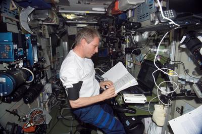 ISS014-E-08795 (29 Nov. 2006) --- European Space Agency (ESA) astronaut Thomas Reiter, Expedition 14 flight engineer, wo-stock-foto