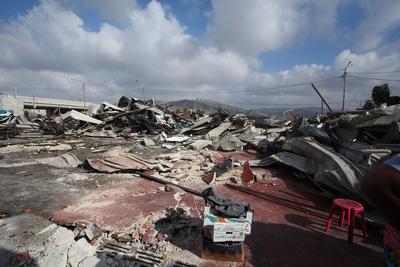 A view of the Palestinian fruit and vegetable market after Israeli bulldozers destroyed the market in the West Bank village of Beita-stock-foto