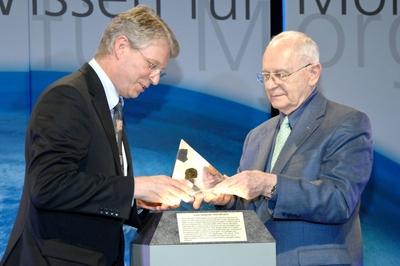 Astronaut Alan Bean pr?sentiert ein St?ck Mondgestein - Der Amerikanische NASA Astronaut Alan Bean, rechts - ?bergibt d-stock-foto