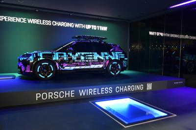 Porsche Wireless Charging Messestand auf IAA Mobility-stock-foto