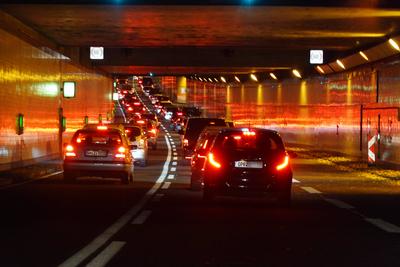16.10.2022, Berlin, GER - Autos im Tiergartentunnel. (Abstand, Alltag, Autobahn, Autobahntunnel, Autofahrer, Automobile,-stock-foto