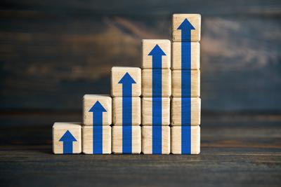 Holzbl?cke als Balkendiagramm mit blauem Pfeil gestapelt-stock-foto