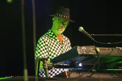 Manfred Mann von Manfred Mann s Earth Band live bei einem Konzert im Admiralspalast. Berlin, 19.11.2023 *** Manfred Mann-stock-foto