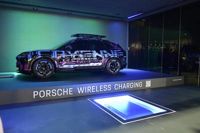 Porsche Wireless Charging Messestand auf IAA Mobility-stock-foto