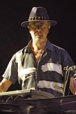 Manfred Mann von Manfred Mann"!s Earth Band live bei einem Konzert in der Max-Schmeling-Halle. Berlin, 14.12.2022 *** Ma-stock-foto