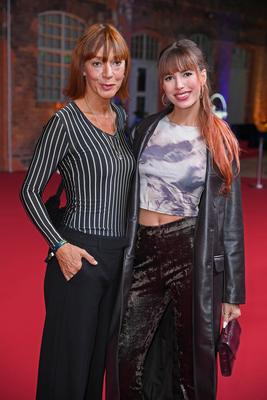 Lulu G?mann mit Mutter Katrin G?mann bei der Deutschlandpremiere der Disney+ Original-Serie CALL MY AGENT BERLIN im Colo-stock-foto