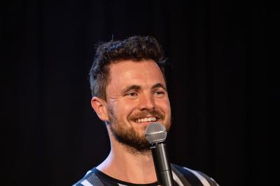 Schauspieler und Komiker Phil Laude moderiert die Show - Jung und ungebremst: Die Nachwuchsshow f?r Newcomer aus Kabaret-stock-foto
