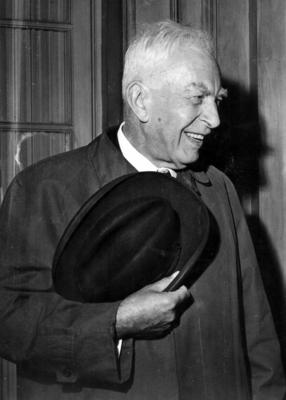 Bildnummer: 55845822  Datum: 01.01.2011  Copyright: imago/United ArchivesArnold J. Toynbee (1889-1975), English historian whose A Study of History 1934-61 was an attempt to discover the laws governingn the rise and fall of civilisations. Mono Print kbdig 2011 hoch Arnold Toynbee Bildnummer 55845822 Date 01 01 2011 Copyright Imago United Archives Arnold J Toynbee 1889 1975 English  whose a Study of History 1934 61 what to  to DISCOVER The Laws  The Rise and Case of Civilisations Mono Print Kbdig 2011 vertical Arnold Toynbee-stock-foto