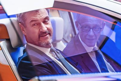 Bundeskanzler Merz und Ministerpr?sident S?der in einem Concept Car am Stand von Qualcomm, Messerundgang zur Er?ffnung der IAA Mobility 2025, Messe M?nchen, 9. September 2025-stock-foto