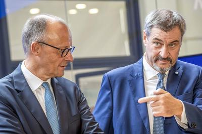 Bundeskanzler Merz und Ministerpr?sident S?der beim Messerundgang zur Er?ffnung der IAA Mobility 2025, Messe M?nchen, 9. September 2025-stock-foto