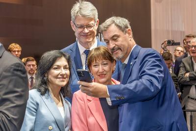 Ministerpr?sident Markus S?der macht ein Selfie mit Ministern und Managern, Messerundgang zur Er?ffnung der IAA Mobility 2025, Messe M?nchen, 9. September 2025-stock-foto