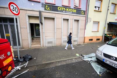 Explosion zerst?rt City-Kiosk-stock-foto