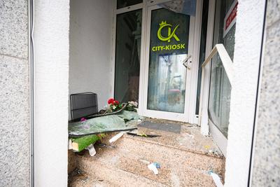 Explosion zerst?rt City-Kiosk-stock-foto