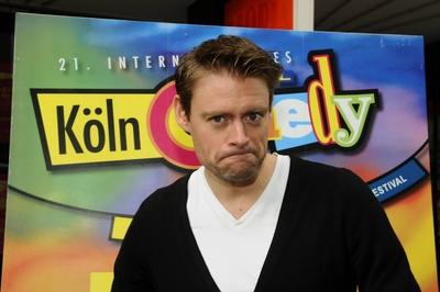Bildnummer: 56067739  Datum: 22.09.2011  Copyright: imago/Horst GaluschkaDer Comedian und Parodist Max Giermann posiert am 22.09.2011 vor dem Gloria Theater bei dem Pressetermin zum 21. internationalen K?ln Comedy Festival - vom 13. bis 20. Okober Hat das Festival volles Programm. ?ber 240 K?nstler reisen nach K?ln, um zu zeigen, was die Sparte zu bieten hat. People Enterteinment Comedy Pressetermin Portr?t xdp x0x 2011 quer Comedy Parodist Max Giermann Festival Pressetermin K?ln Comedy Comedian  56067739 Date 22 09 2011 Copyright Imago Horst Galuschka the Comedian and Parodist Max Giermann posing at 22 09 2011 before the Gloria Theatre at the Press call to 21 International Cologne Comedy Festival of 13 until 20 Okobe has the Festival Full Program above 240 Artists Travel after Cologne to to show what the Division to offer has Celebrities  Comedy Press call Portrait XDP x0x 2011 horizontal Comedy Parodist Max Giermann Festival Press call Cologne Comedy Comedian-stock-foto