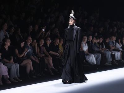 BEIJING, CHINA - SEPTEMBER 09: A model walks the runway at the Feng Sansan collection on day 5 of China Fashion Week AW2-stock-foto