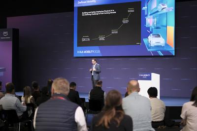 Ali Kani von NVIDIA h?lt Vortrag auf IAA Mobility Summit Stage-stock-foto