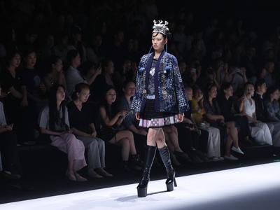 BEIJING, CHINA - SEPTEMBER 09: A model walks the runway at the Feng Sansan collection on day 5 of China Fashion Week AW2-stock-foto