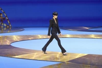 BEIJING, CHINA - SEPTEMBER 09: A model walks the runway at the MAGGIE MA collection by designer Maggie Ma on day 5 of Ch-stock-foto
