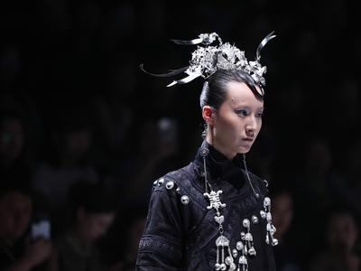 BEIJING, CHINA - SEPTEMBER 09: A model walks the runway at the Feng Sansan collection on day 5 of China Fashion Week AW2-stock-foto