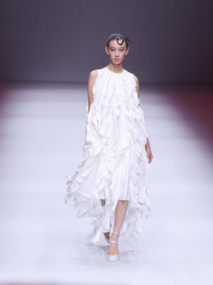 BEIJING, CHINA - SEPTEMBER 09: A model walks the runway at the Feng Sansan collection on day 5 of China Fashion Week AW2-stock-foto
