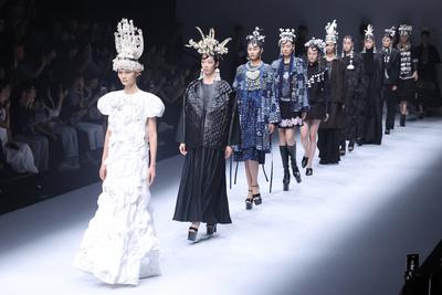BEIJING, CHINA - SEPTEMBER 09: Models walk the runway at the Feng Sansan collection on day 5 of China Fashion Week AW25-stock-foto