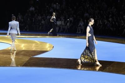 BEIJING, CHINA - SEPTEMBER 09: Models walk the runway at the MAGGIE MA collection by designer Maggie Ma on day 5 of Chin-stock-foto