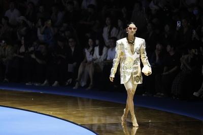 BEIJING, CHINA - SEPTEMBER 09: A model walks the runway at the MAGGIE MA collection by designer Maggie Ma on day 5 of Ch-stock-foto