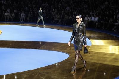 BEIJING, CHINA - SEPTEMBER 09: A model walks the runway at the MAGGIE MA collection by designer Maggie Ma on day 5 of Ch-stock-foto